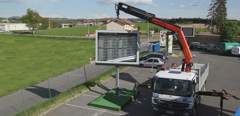 Pose de panneau publicitaire